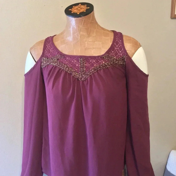 🍷‎ Wine colored cold shoulder blouse 🍷 - Picture 1 of 8